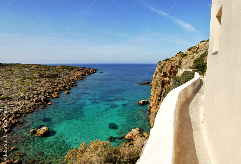 Fototapeta premium White terrace walkway above a beautiful bay in Greece