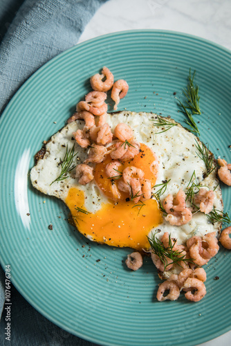 Norddeutsche Friesisches Nordseekrabben mit Spiegelei und Dill auf blau Porzellan Teller, Serviette und hell Marmor Hintergrund