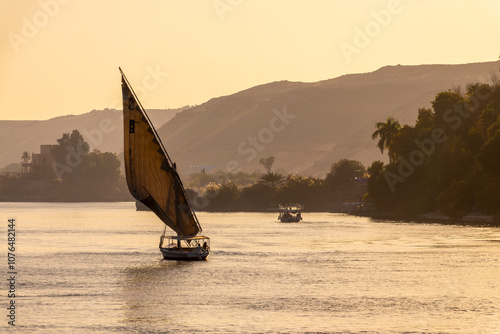 Cuadro en lienzo Felucca (traditinal egyptian sailing boat) on the Nile river at sunset  in Aswan