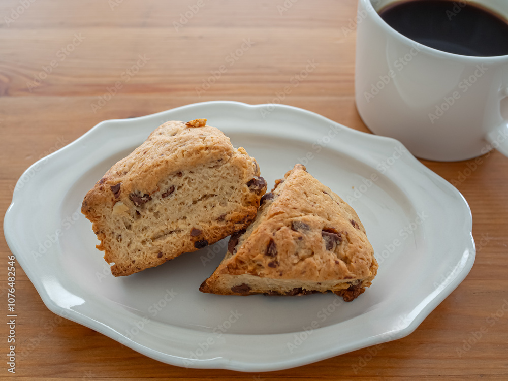 皿に盛ったチョコナッツスコーン
皿に盛ったチョコナッツスコーン