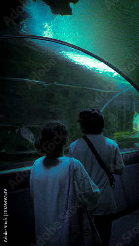 couple on aquarium date