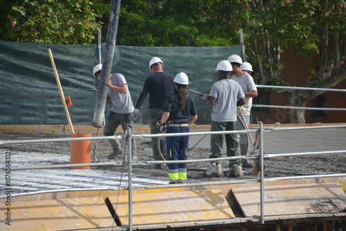Cuadrilla trabajando en la construcción