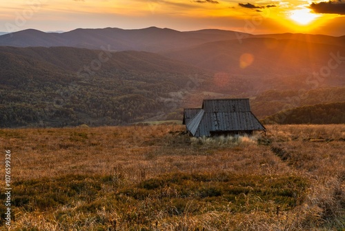 Fototapeta Naklejka Na Ścianę i Meble -  Bieszczady Mountains in the Warm Embrace of Autumn