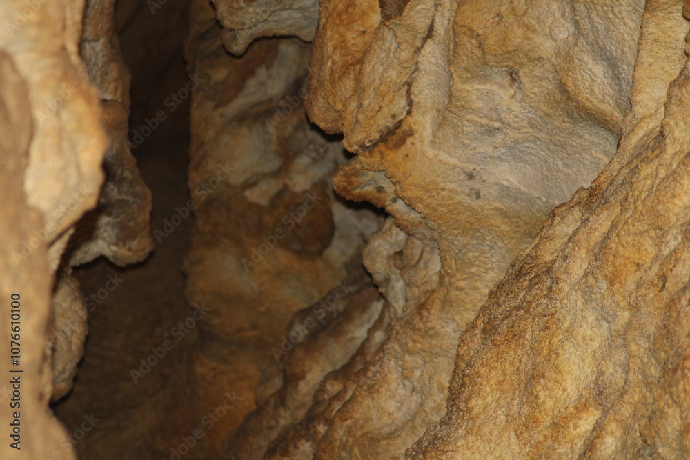 Obraz premium Exploring the unique rock formations inside a limestone cave during a guided tour in the early afternoon