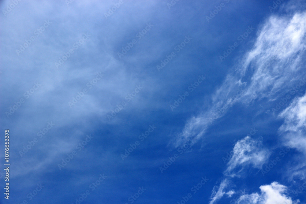 Obraz premium Blue sky with clouds background. It's beautiful and natural.