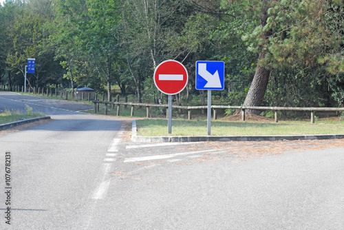Panneaux sens interdit et sens obligatoire côte à côte.