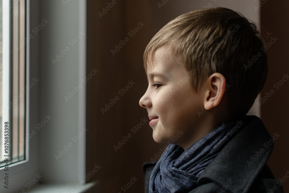 Obraz premium child looking out window