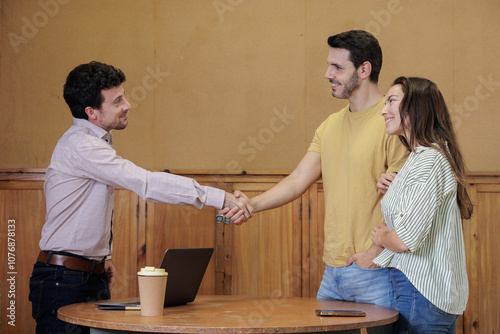 Foto Teacher meets with parents and shakes their hands in greeting and cordiality