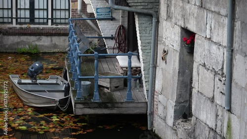 Moterbootje bij balkon Gouda 11-11-24 photo