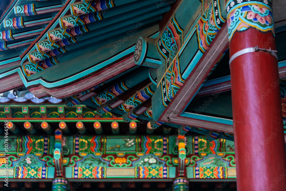 Obraz premium eaves and roof with traditional Korean paintings in the Buddhist temple building