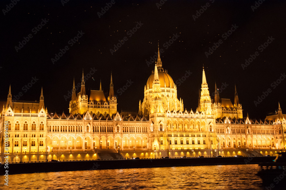 Obraz premium Illuminated Hungarian Parliament Building at Night in Budapest, Hungary