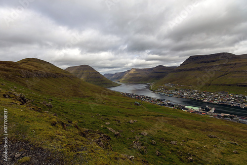 Wanderung mit Blick auf Klaksvik, Färöer Inseln photo