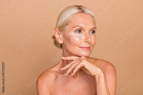 Photo portrait of lovely elderly lady bodycare spa procedures antiage recreation treatment shoulders off isolated on beige color background photo