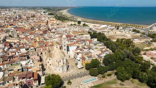 Foto Aerial view of the Basilica of Santa Maria Maggiore in the historic center of Barletta, Puglia, Italy