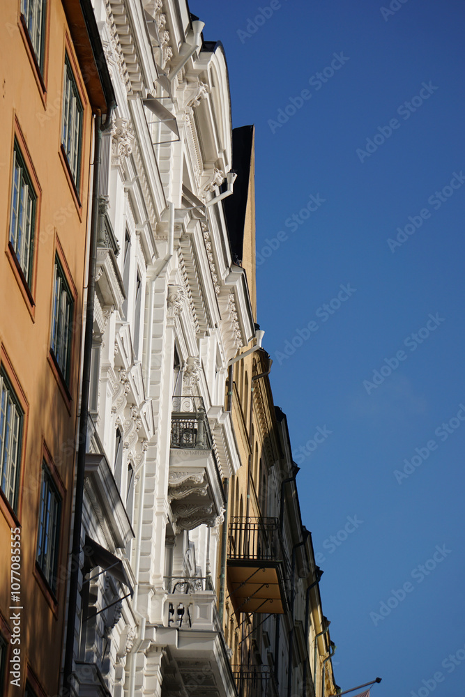Obraz premium Low angle of the buildings against blue sky