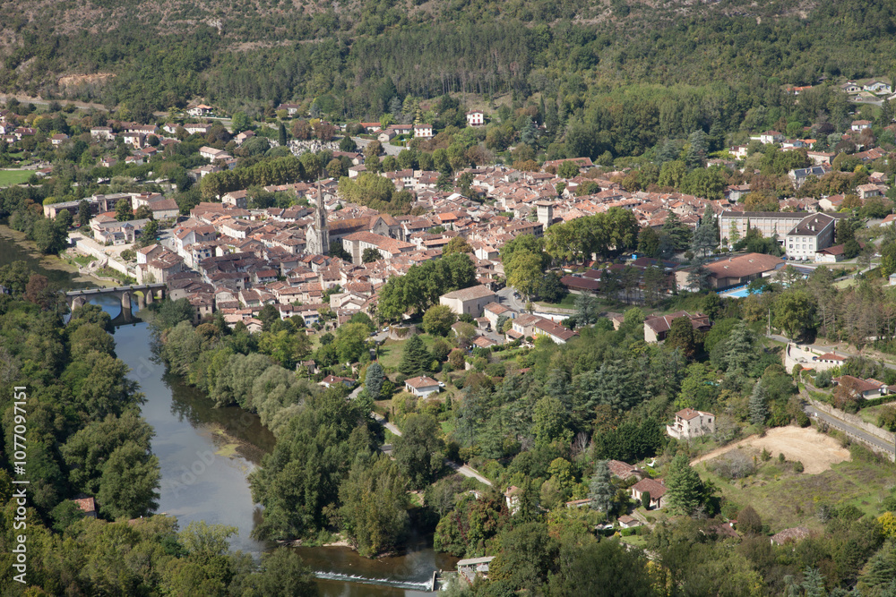 Fototapeta premium Vue aérienne du village de Saint-Antonin Noble Val dans le Tarn et Garonne
