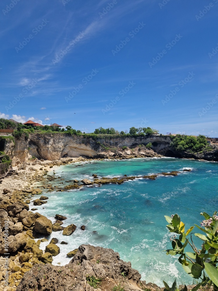 Fototapeta premium Clear blue ocean below cliffs