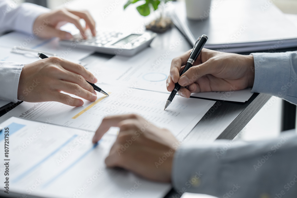 Naklejka premium Business administrator analyzing information marketing and sales growth