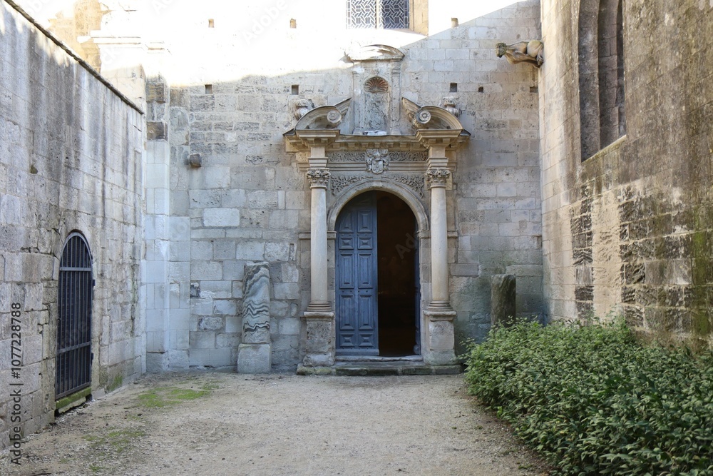 Fototapeta premium L'église Saint Honorat des Alyscamps, de style roman provençal, ville d'Arles, département des Bouches-du-Rhône, France