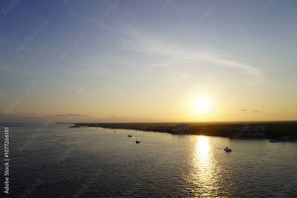 Obraz premium Sunset over the sea