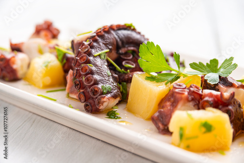 Fototapeta Naklejka Na Ścianę i Meble -  Piatto di polpo e patate, tipico antipasto italiano di mare, cibo mediterraneo 