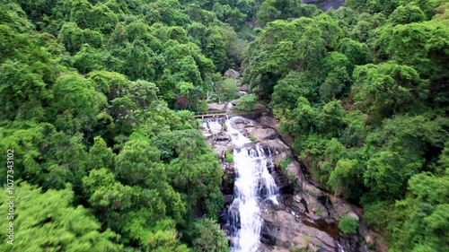 Immense cascade de Kolapathana vue du ciel dans la région de Nuwara Eliya au Sri Lanka