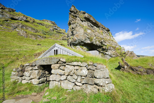 Rutshellir turf shelter ami...