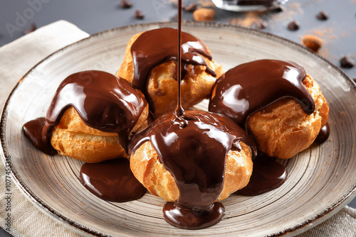 Presentación de deliciosos profiteroles con riquísimo chocolate líquido. 