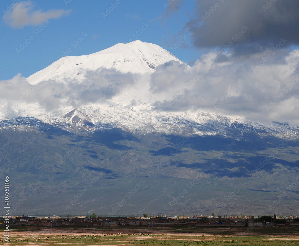 Obraz premium A view from Turkey's highest mountain, Mount Ararat