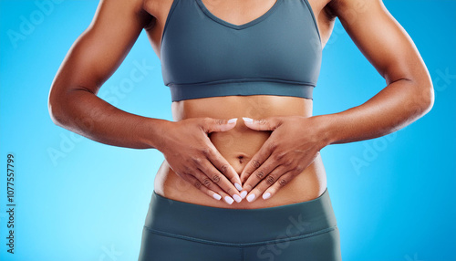 donna sportiva pancia piatta che mette mani sulla pancia digerire digestione 