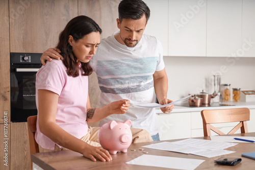 Young couple putting coin i...
