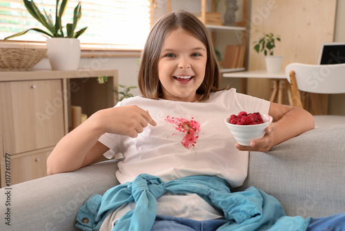 Little girl with raspberrie...