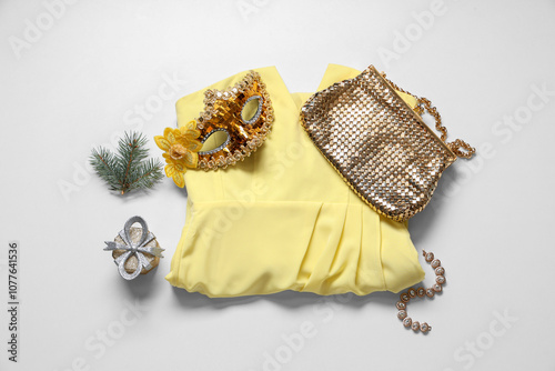 Elegant yellow dress with g...
