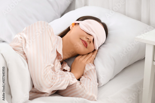 Young woman with sleeping m...