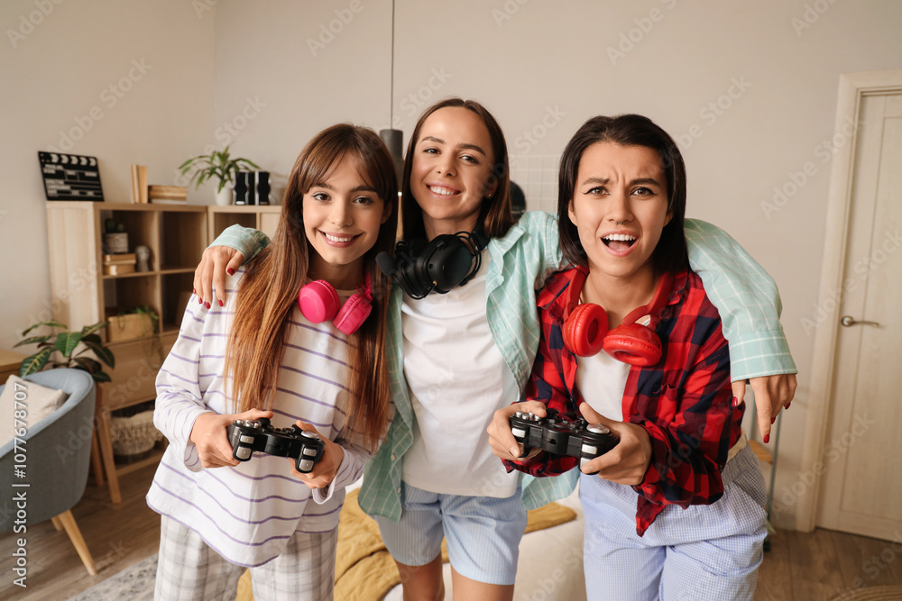 Obraz premium Happy young women playing video game in bedroom