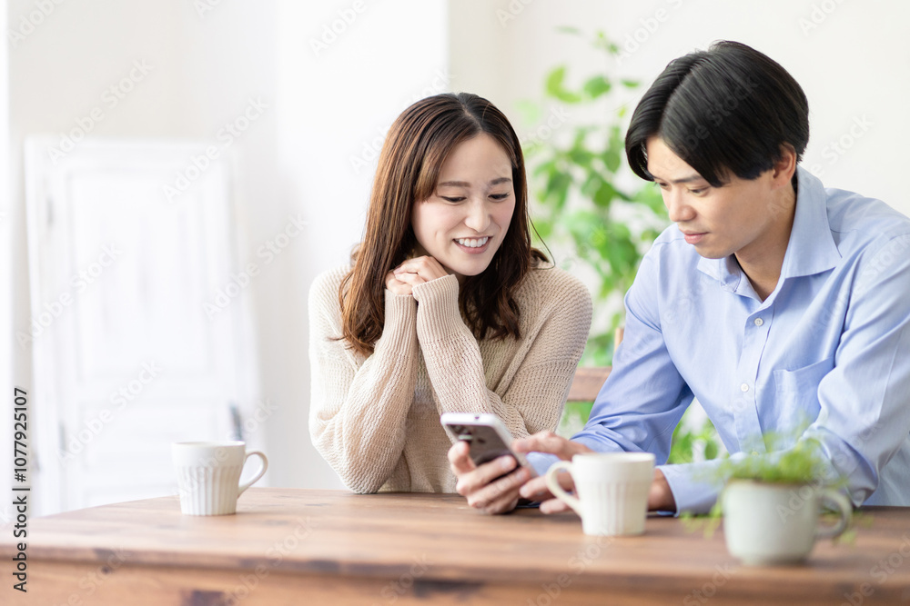 スマホを見る男女 スマホを見る男女