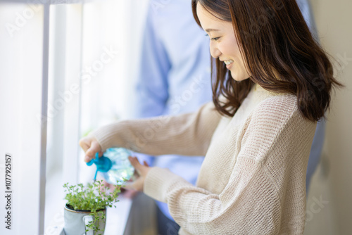 水やりをする女性 photo