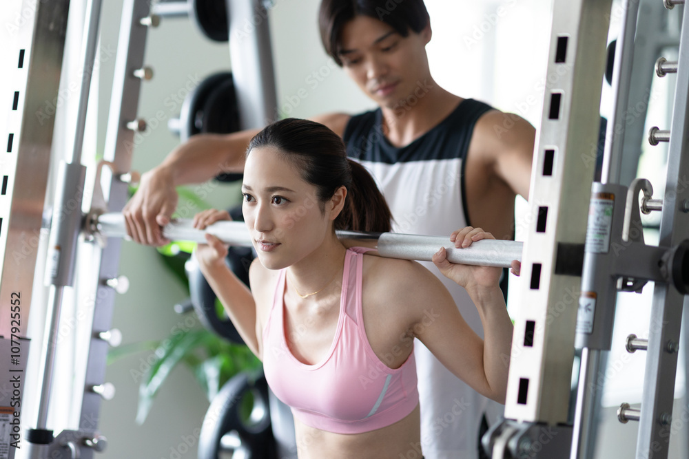 パーソナルトレーニングを受ける女性 パーソナルトレーニングを受ける女性