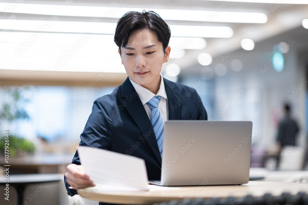 書類を確認するビジネスマン