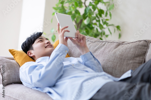 タブレットを見る男性 photo