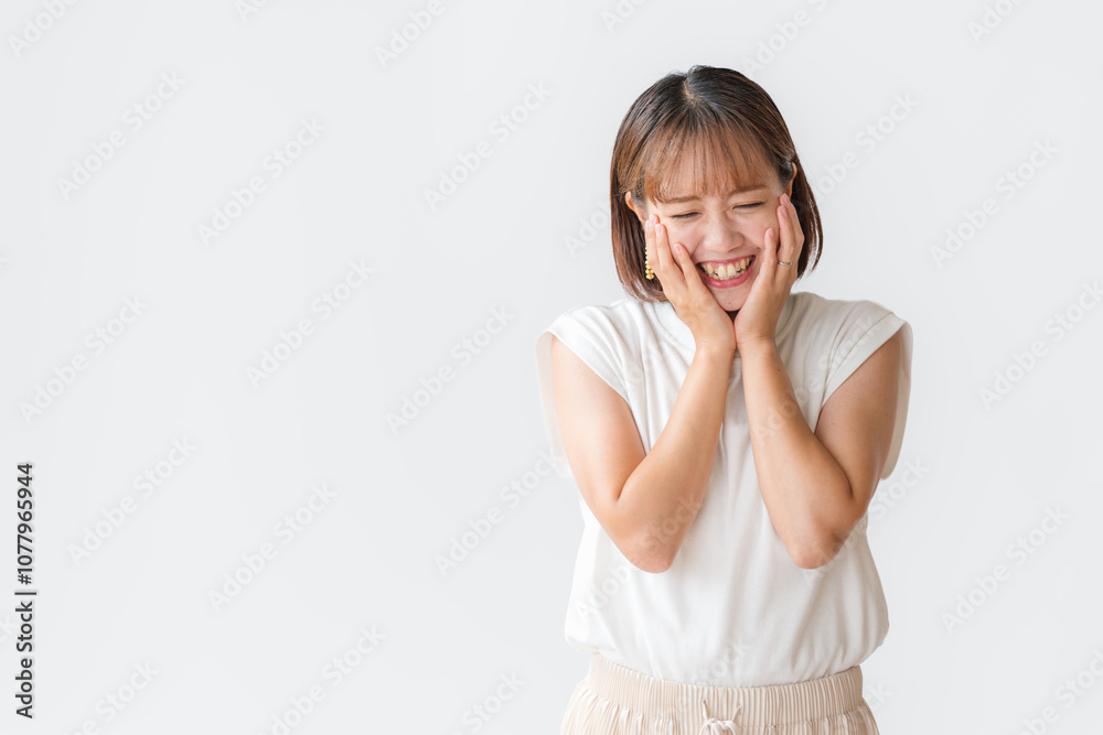 白背景と肌を触る女性 白背景と肌を触る女性