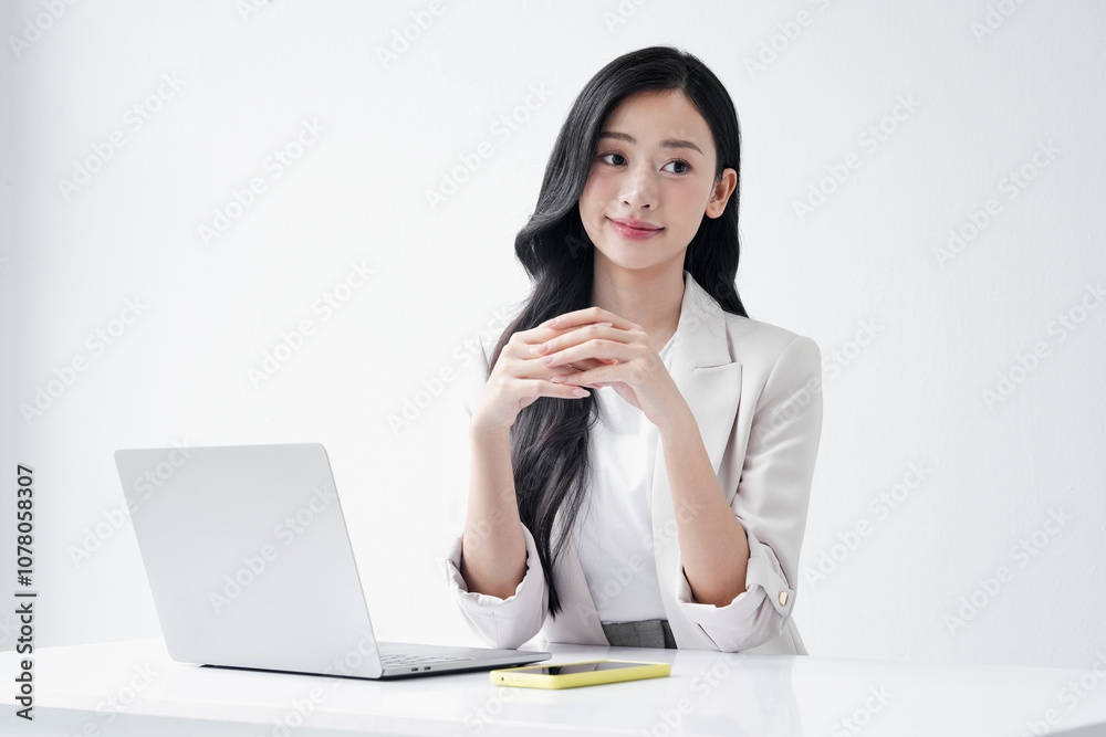 オフィスで働く美しい若い女性 オフィスで働く美しい若い女性