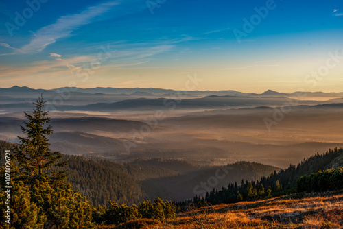 Fototapeta Naklejka Na Ścianę i Meble -  Widok z Małej Babiej Góry w kierunku Tatr