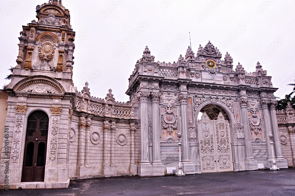 Obraz premium Gate of Dolmabahce Palace in Istanbul, Turkey