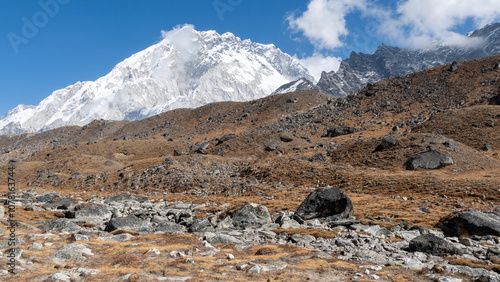 Grandiose Berglandschaft im Himalaya auf dem Everest-Base-Camp-Trek in Nepal