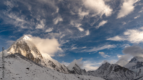 Grandiose Berglandschaft im Himalaya auf dem Everest-Base-Camp-Trek in Nepal (Pumori Peak)