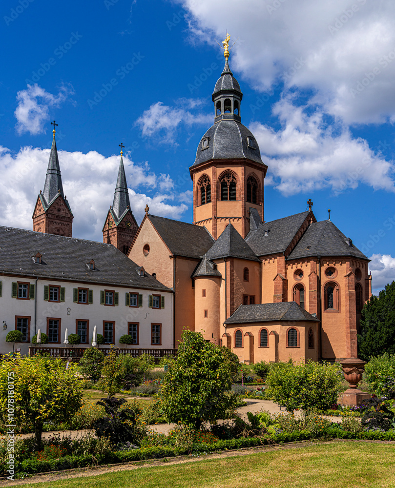 Einhard-Basilika St. Marcellinus und Petrus mit der Klosteranlage und dem Barockgarten, Seligenstadt, Hessen, Deutschland Einhard-Basilika St. Marcellinus und Petrus mit der Klosteranlage und dem Barockgarten, Seligenstadt, Hessen, Deutschland