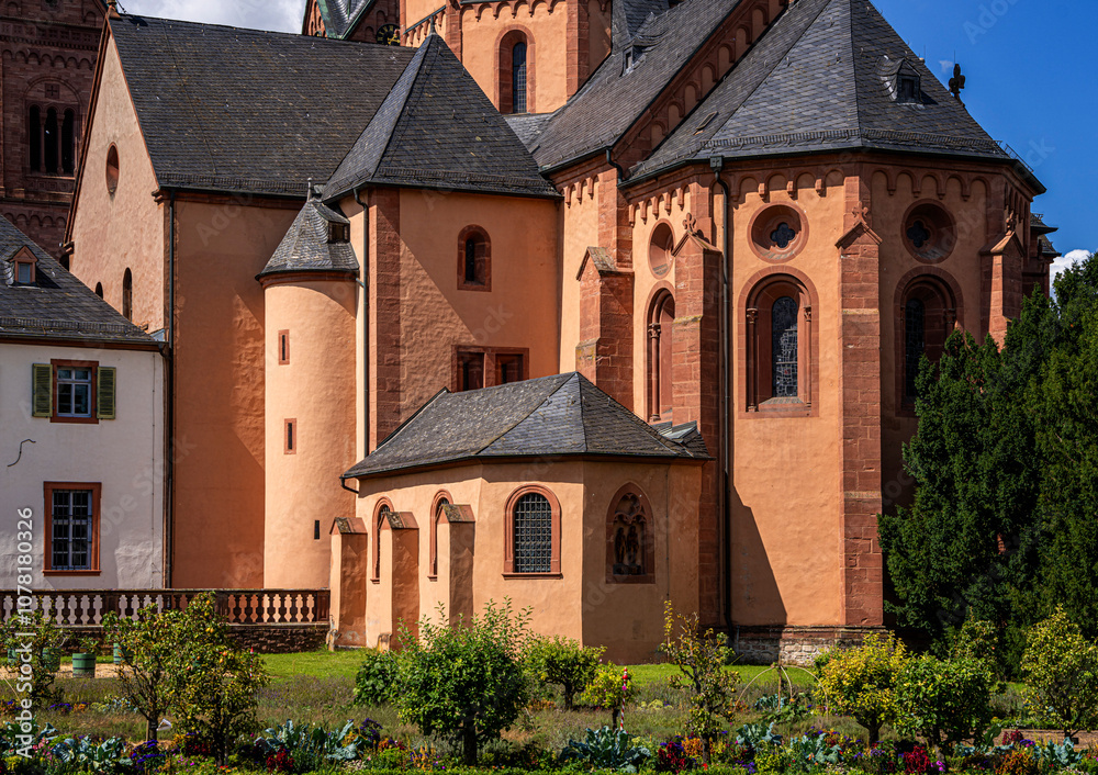 Einhard-Basilika St. Marcellinus und Petrus mit der Klosteranlage und dem Barockgarten, Seligenstadt, Hessen, Deutschland Einhard-Basilika St. Marcellinus und Petrus mit der Klosteranlage und dem Barockgarten, Seligenstadt, Hessen, Deutschland