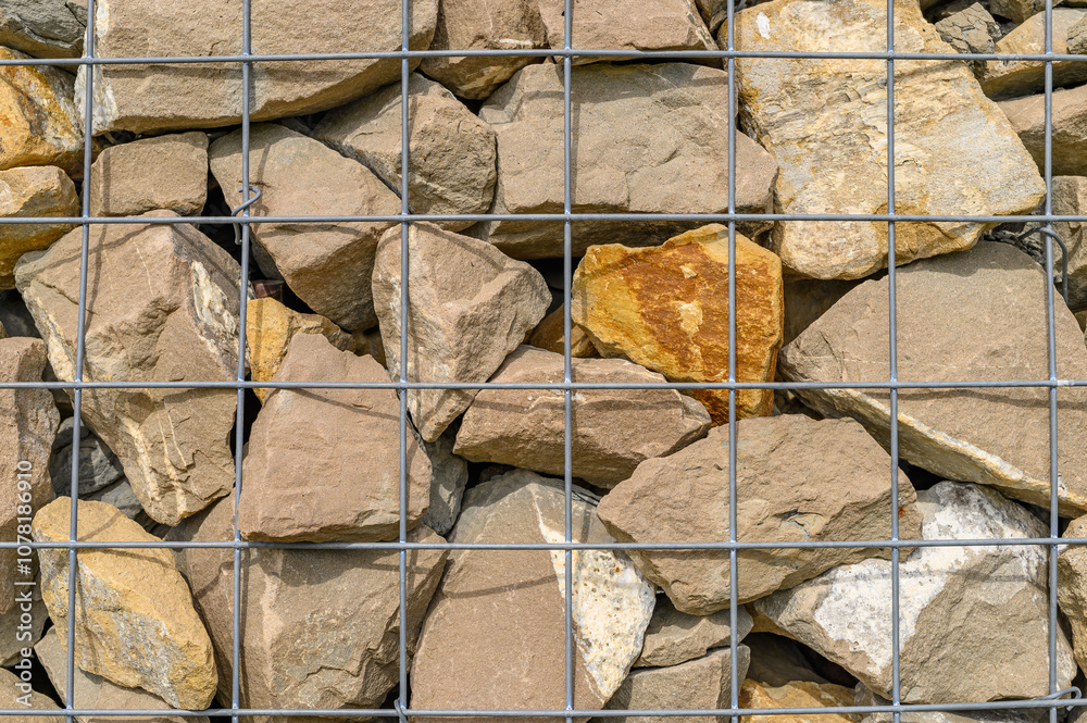 Obraz premium Gabion, duże kamienie wapienne do gabionów, kosz gabionowy