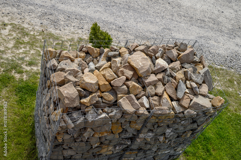 Obraz premium Duze kamienie w koszu, gabion z bliska